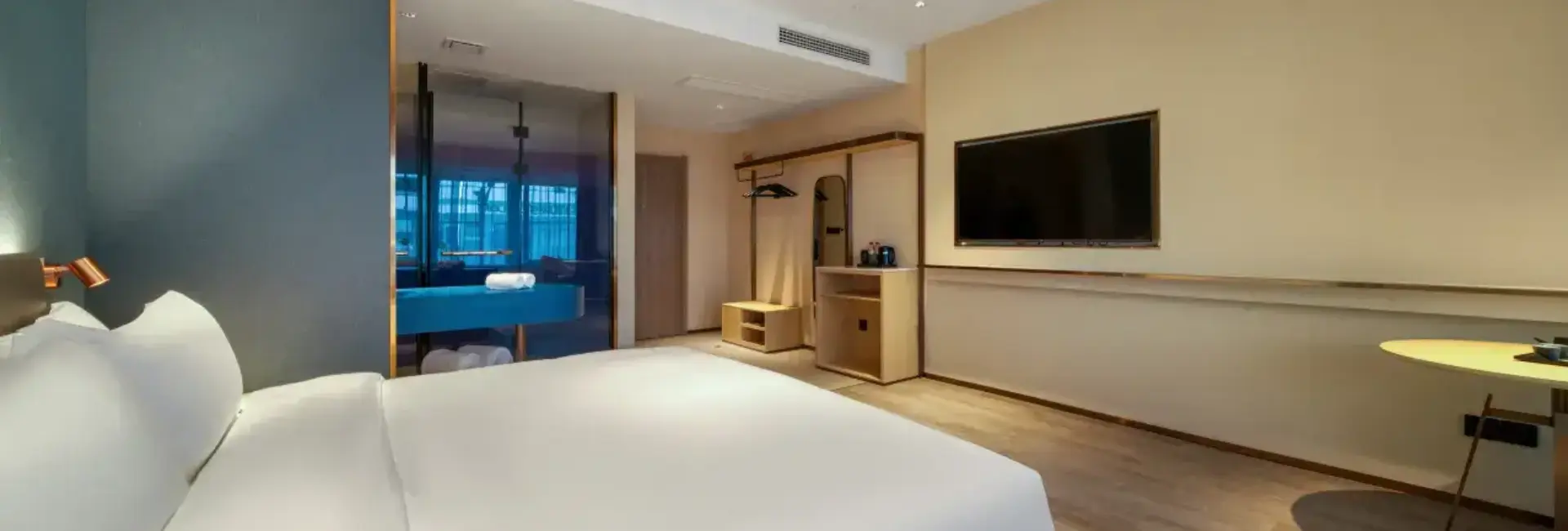 Yuemian Double Bed Room [Comfort Bedding + Smart Temperature Control Hair Dryer + Latex Memory Pillow]